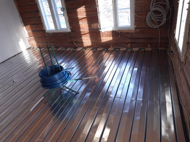 Vesikiertoinen lattialämmitys lämmönluovutuslevyin